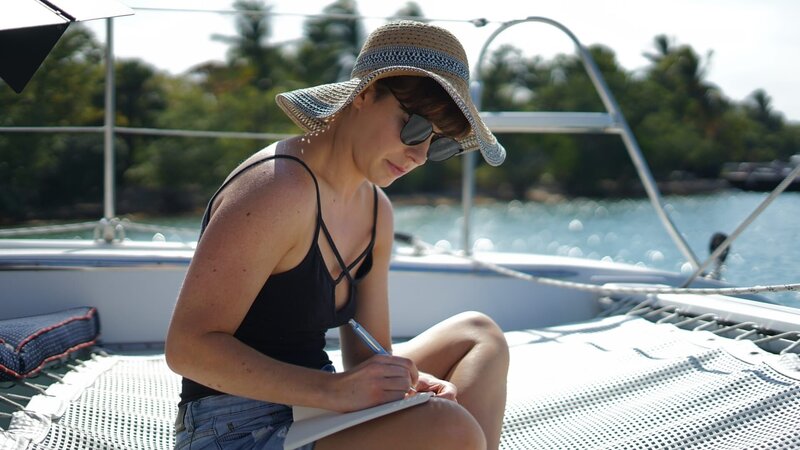 Recreation of Laurie Winkel (Serena) writing on deck. – Bild: Discovery Communications, LLC