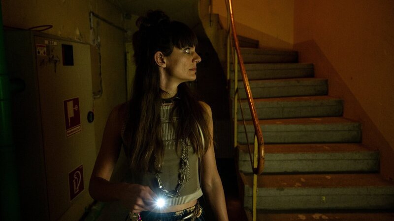 Wer hat der Musikerin im Treppenhaus aufgelauert? Kasia Nowak (Verena Zaiser), die Schlagzeugerin eines Punkrock-Trios, probt am Abend mit ihren zwei Kolleginnen im „KunstQuartier“. Am nächsten Morgen wird ihre Leiche dort aufgefunden Die ersten Ermittlungen deuten darauf hin, dass sie gewaltsam die Treppe hinuntergestoßen wurde. – Bild: Honorarfrei – nur für diese Sendung inkl. SocialMedia bei Nennung ZDF und MARKUS_FENCHEL.
