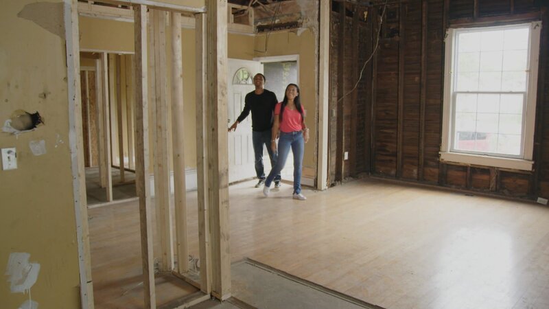 Um ein Cottage im mediterranen Stil mit einem eigenwilligen Grundriss zu verstehen, müssen Page Turner und DeRon Jenkins die Räume umstrukturieren. Indem sie die Zimmer umgestalten, erschaffen sie mehr Platz und ein extra Zimmer. So soll der Wert des Hauses gesteigert werden – denn den beiden geht es um einen guten Verkauf. – Bild: HGTV