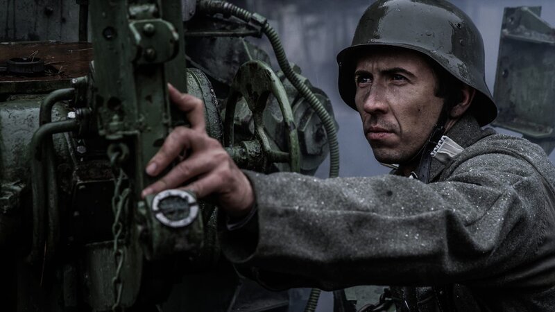 Deutscher Soldat bereitet die Artillerie zum Abschuss vor (Dramatische Darstellung). – Bild: Holdout Productions Inc.