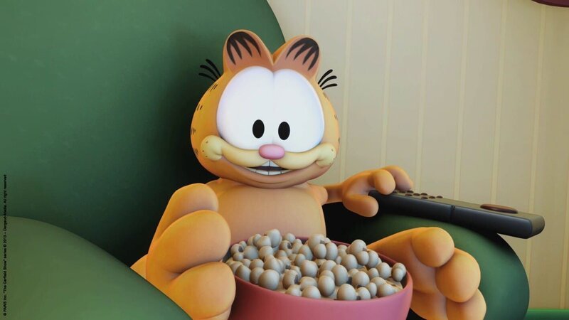 Noch kann Garfield gemütlich vor dem TV lümmeln. – Bild: HR/​Dargaud Media/​MediaToon/​Paws Inc./​France 3