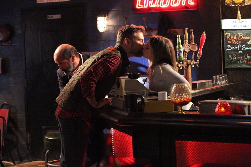 Brittas (Gillian Jacobs, r.) Ex-Freund Rick (Travis Schuldt, l.) überredet sie dazu, mit ihm ein Guerilla-Marketing-Projekt für Honda durchzuführen … – Bild: 2015 Sony Pictures Television Inc. and Open 4 Business Productions LLC. All Rights Reserved. Lizenzbild frei