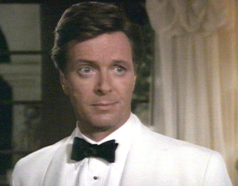 Harold Banes (Ian Ogilvy) ist einer der Verdächtigen beim Mordfall Pamela Drake. Hat er etwa die schöne Frau umgebracht? – Bild: Warner TV Serie Harold Banes (Ian Ogilvy) ist einer der Verdächtigen beim Mordfall Pamela Drake. Hat er etwa die schöne Frau umgebracht? – Bild: Warner TV Serie