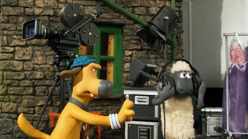 Wie drehe ich einen erfolgreichen Kinofilm? Shaun und Bitzer zeigen, wie es geht. – Bild: WDR/​BBC/​Animation Ltd.