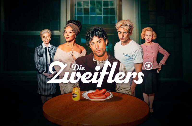 Keyvisual „Die Zweiflers“ (v. li. n. re.): Lilka (Ellanor Rissa), Saba (Saffron Marni Coomber), Samuel (Aaron Altaras), Leon (Leo Altaras) und Mimi (Sunnyi Melles) – Bild: ARD Degeto/​HR/​Turbokultur/​Elliott Kreyenberg