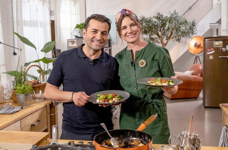 Ali Güngörmüş hat bei Einfach und köstlich für die Influencerin Vroni Lutz ein Rezept aus Italien gekocht: Kräuterseitlinge, Ofenkartoffeln, Schmelztomaten, Parmesancreme & Basilikumöl – Bild: SWR/​Christopher Nußbaumer