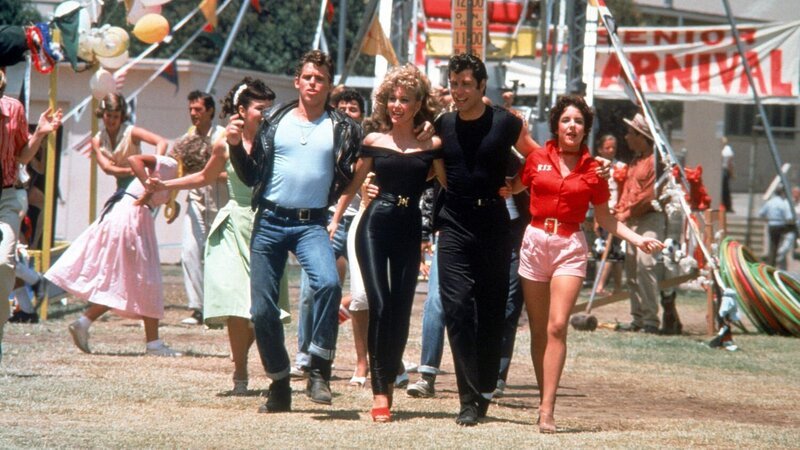 Macho Danny (John Travolta, 2.v.re.) mit Sandy (Olivia Newton-John) und Rizzo (Stockard Channing (re.) geniessen den Sommer – Bild: RTLZWEI Macho Danny (John Travolta, 2.v.re.) mit Sandy (Olivia Newton-John) und Rizzo (Stockard Channing (re.) geniessen den Sommer – Bild: RTLZWEI