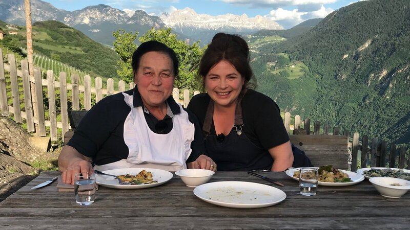 Mali Höller und Maria Groß erfahren gleich, wer gewonnen hat. – Bild: ZDF und Johanna Thiele