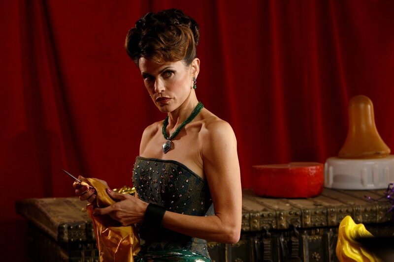 Die Messerwerferin Zelda Panay (Justina Vail) kann es nicht leiden, wenn jemand anders ihr die Show stiehlt … – Bild: Warner Bros. Television