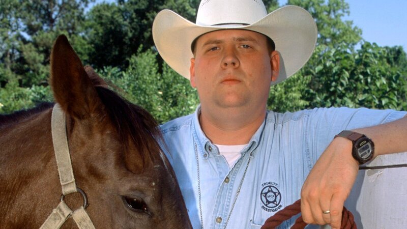 Agent Charles Jantzen with a tethered horse at the Houston SPCA horse barn. – Bild: Discovery Communications