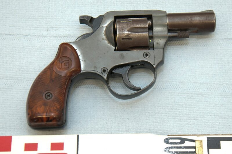 Mit diesem Revolver feuerte der Täter mehrmals auf die Menschen im Kiosk. Er traf eine Frau tödlich, zwei weitere wurden schwer verletzt. – Bild: ZDFinfo