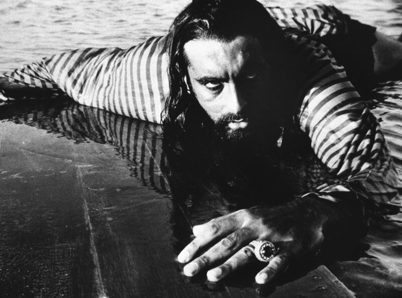 MDR Fernsehen DER TIGER VON MALAYSIA TEIL 2, „Die Abenteuer des Piraten Sandokan“, am Donnerstag um 14:30 Uhr. Sandokan (Kabir Bedi) ist nach einem halsbrecherischen Abenteuer noch einmal mit dem Leben davongekommen. – Bild: MDR/​SWR/​Maran-Film/​Bavaria