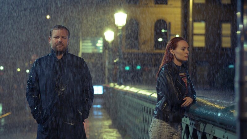 Im strömenden Regen begegnet Lloyd (Stephen Jones) Áine (Elva Trill), die allein auf der Grattan Bridge steht. – Bild: ZDF und Deadpan Pictures