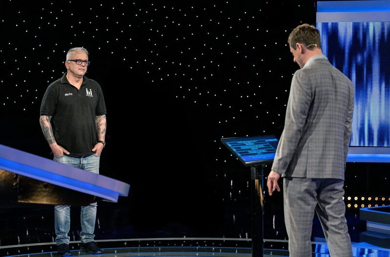 Moderator Alexander Bommes (r.) mit dem Kandidaten Micky Foehde (l.). – Bild: ARD/​Arne Vollstedt
