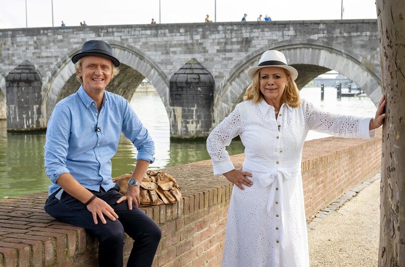 Genießen den gemeinsamen Tag in Maastricht: Pierre M. Krause (li.) und Marijke Amado (re.). – Bild: SWR/​Encanto/​Melanie Grande