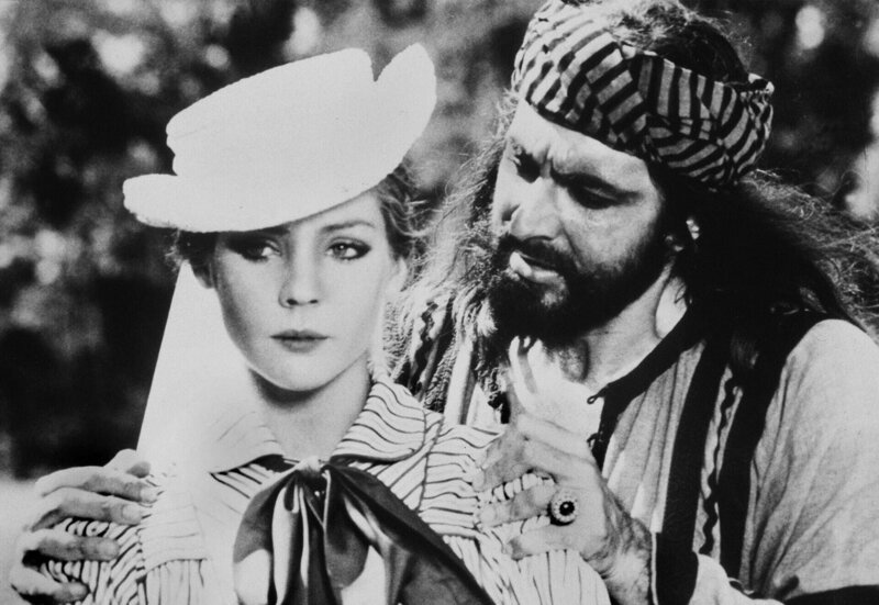 Die Liebe zur Engländerin Marianna (Carole André) stellt Sandokans (Kabir Bedi) Rachepläne in Frage. – Bild: MDR/​SWR/​Maran-Film/​Bavaria