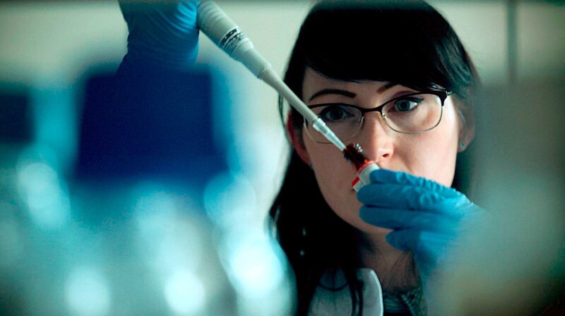 Toxikologin Dr. Petzel-Witt (Rechtsmedizin Frankfurt) bei der Untersuchung der Giftproben. – Bild: HR