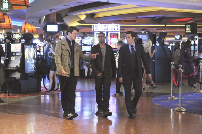Richard Castle (Nathan Fillion, l.) begleitet Javier Esposito (Jon Huertas, M.) und Kevin Ryan (Seamus Dever, r.) nach Atlantic City, wo sie in einem Mordfall ermitteln sollen. – Bild: American Broadcasting Companies, Inc.