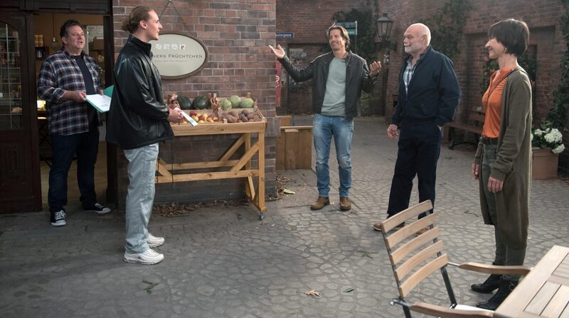 Werner (Dirk Hartkopf, l.), Ben (Hakim Michael Meziani, 3.v.r.) und Merle (Anja Franke, r.) sind erleichtert, als Walter (Ludger Burmann, 2.v.r.) einlenkt und Anton (Jean-Luc Caputo, 2.v.l.) ein großartiges Geschenk macht. – Bild: ARD/​Nicole Manthey