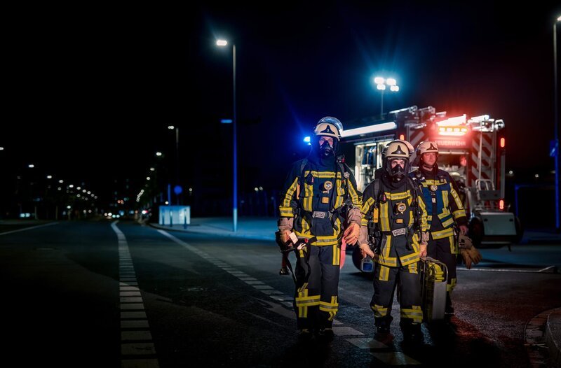 Drei Feuerwehrmänner der Feuerwehr Bochum nachts auf dem Weg zum Einsatz. – Bild: WDR/​Sebastian Drolshagen
