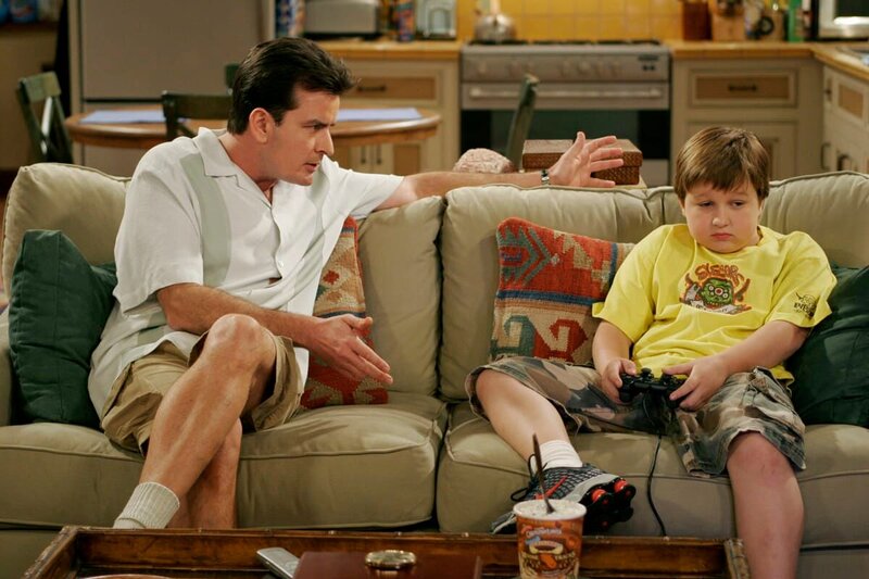 Nachdem Alan vom Dach gestürzt ist, verspricht Charlie (Charlie Sheen, l.) ihm, an seiner Stelle für Jake (Angus T. Jones, r.) zu sorgen, ohne zu wissen, dass der in einer Phase ist in der er seine Eltern mit seiner Eigenwilligkeit auf harte Geduldsproben stellt … – Bild: Warner Bros. Entertainment Inc.