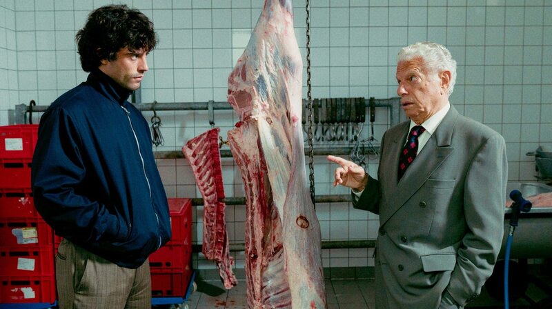 Symcha (Mike Burstyn, re.) erzählt seinem Enkel Samuel (Aaron Altaras, li.) von der Tradition des Feinkostgeschäfts. – Bild: ARD Degeto/​HR/​Turbokultur/​Elliott Kreyenberg