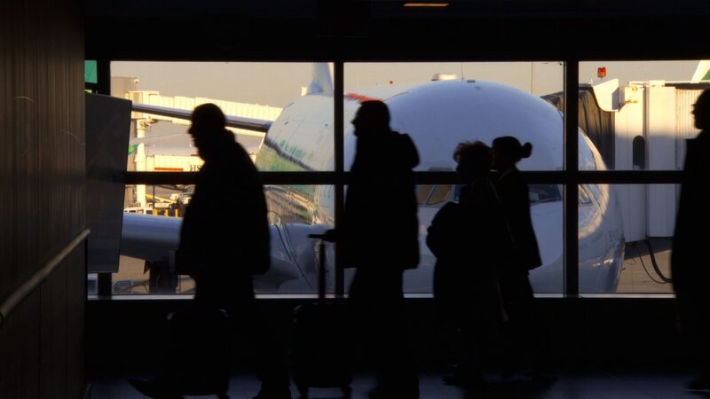 Jamaica, NY, USA: Passagiere gehen durch ein Flugzeug, das über den JFK International Airport fliegt. (Bildnachweis: National Geographic Television) – Bild: port.hu