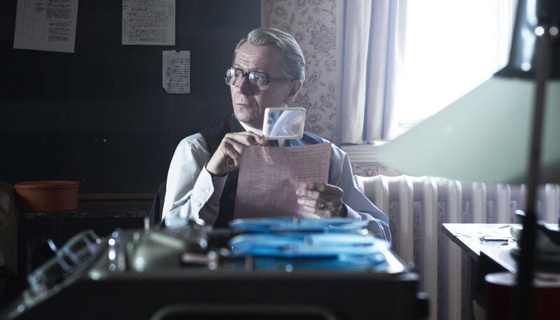 Der britische Geheimdienstler George Smiley (Gary Oldman) wird aus dem Vorruhestand reaktiviert, um einen Maulwurf im Dienst der Sowjets an der Spitze des MI6 zu enttarnen – Bild: ARD Degeto/Studiocanal Der britische Geheimdienstler George Smiley (Gary Oldman) wird aus dem Vorruhestand reaktiviert, um einen Maulwurf im Dienst der Sowjets an der Spitze des MI6 zu enttarnen – Bild: ARD Degeto/Studiocanal
