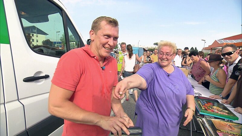 Otto und Uschi haben viel Spaß auf dem Flohmarkt – Bild: RTL II