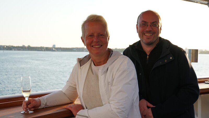 Auslaufen aus Kiel mit den Passagieren Birgit und Lorenzo Quinzio. – Bild: Deborah Stöckle /​ BR, Bewegte Zeiten Filmproduktion GmbH