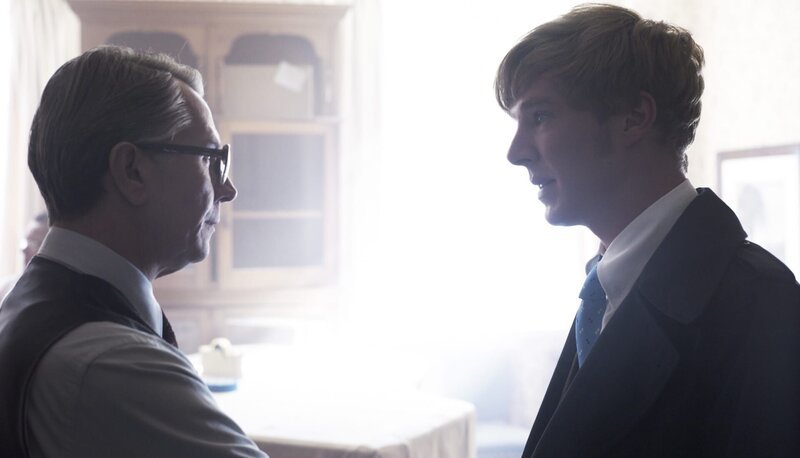 Der britische Geheimdienstler George Smiley (Gary Oldman, li.) lässt seinen ehemaligen Kollegen Peter Guillam (Benedict Cumberbatch) nach einer undichten Stelle suchen. – Bild: ARD Degeto/​Studiocanal