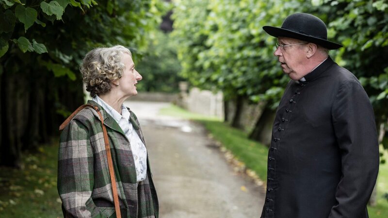 Father Brown (Mark Williams) fragt die Boulevardjournalistin Barbara Farrell (Amanda Lawrence), weshalb sie die Fashion Show so bösartig kommentiert hat. – Bild: ZDF