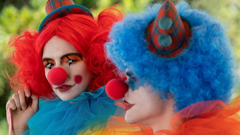 Villanelle (Jodie Comer) muss zum ersten Mal ihre Führungsqualitäten beweisen. Ihr Rekrut Felix (Stefan Iancu) hat sein Ziel auf einer Kinderfeier gesichtet. Doch der Plan droht aus dem Ruder zu laufen. – Bild: ZDF