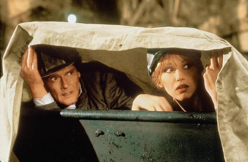 James Bond und die huebsche Stacey Sutton muessen im Kampf gegen einen machtluesternen Grossindustriellen eine gefaehrliche Situation meistern. – Bild: VOX