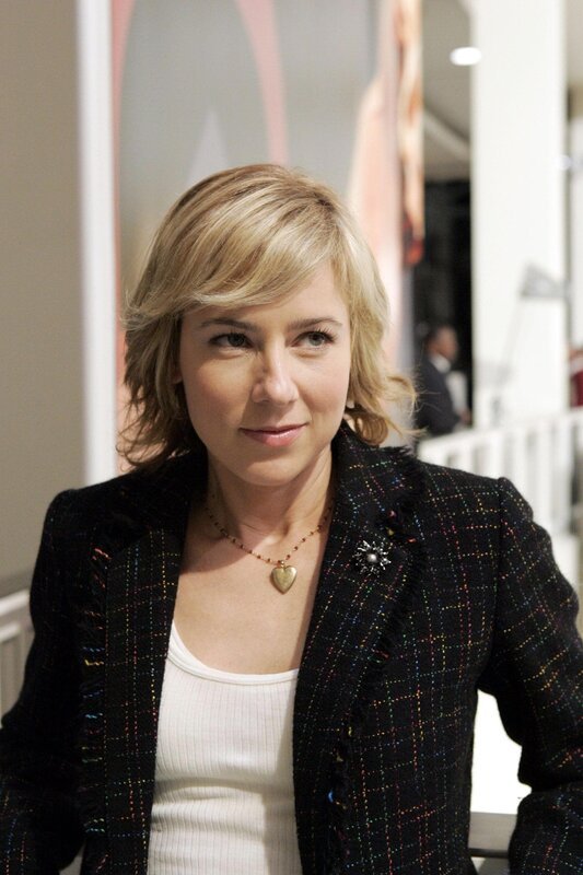 Die verwitwete Mutter Natalie Teeger (Traylor Howard) wurde binnen einer Woche zweimal in ihrer Wohnung überfallen. Sie weiß nicht, was die Einbrecher suchten, und bittet Monk um Hilfe. – Bild: RTL Die verwitwete Mutter Natalie Teeger (Traylor Howard) wurde binnen einer Woche zweimal in ihrer Wohnung überfallen. Sie weiß nicht, was die Einbrecher suchten, und bittet Monk um Hilfe. – Bild: RTL