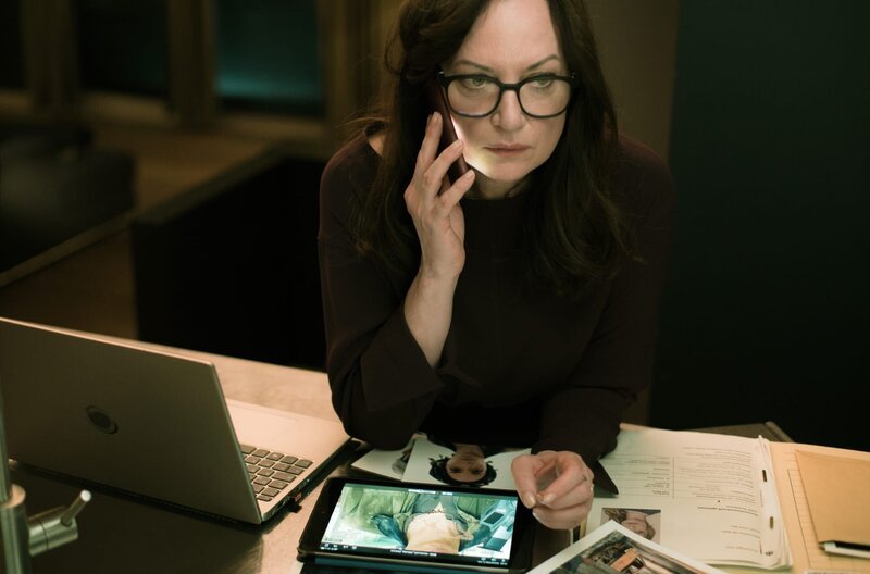 Karla Lorenz (Natalia Wörner) möchte das Verschwinden ihres Jugendfreundes aufklären. – Bild: ARD Degeto/​Roland Suso Richter