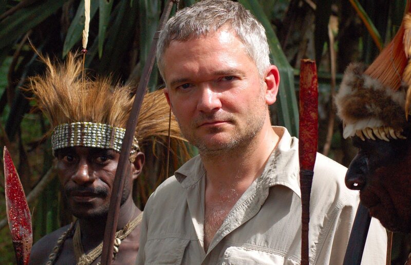 Papua-Neuguinea, Westprovinz: Piers Gibbon sieht zu, wie ein Schwein für ein Willkommensfestessen getötet wird. – Bild: John Sullivan /​ Bullseye Productions Ltd /​ National Geographic Channels