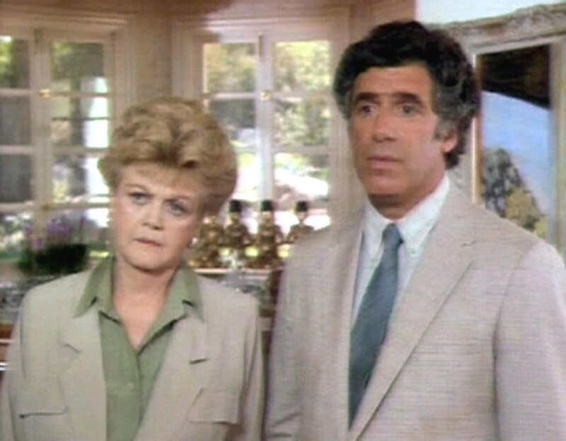 Jessica Fletcher (Angela Lansbury) und Officer Kruger (Lois Herthum) fahnden gemeinsam nach dem Mörder des Bauunternehmers Clark Randall. – Bild: Warner TV Serie