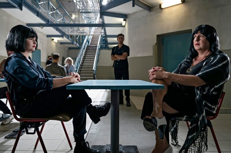 Die Ermittlerin Johanna Delling (Lisa Hrdina, l.) befragt „Babsy“ (Steffen Münster) in der forensischen Klinik. – Bild: ARD Degeto/​SW/​Stephan Rabold