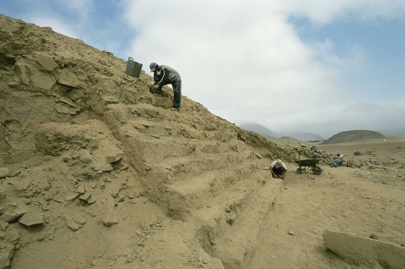 Archäologische Stätte Caral. Archäologen bei der Arbeit an der Haupttreppe einer Pyramide in der heiligen Stadt Caral, Peru. Caral liegt in der Küstenwüstenregion Perus und war eines der Zentren der Caral-Supe-Zivilisation, einer vorspanischen Kultur aus der Zeit von 3000 bis 1600 v. Chr. Die Stätte wurde 1905 entdeckt, aber erst 2001 wurde festgestellt, dass sie bis zu 5000 Jahre alt ist und damit die älteste bekannte südamerikanische Zivilisation darstellt. Die Caral-Stätte umfasst die Überreste von Pyramiden, Tempeln, Häusern und einem Amphitheater. – Bild: SPL /​ SPL /​ SCIENCE SOURCE /​ © Pasquale Sorrentino/​SCIENCE SOURCE