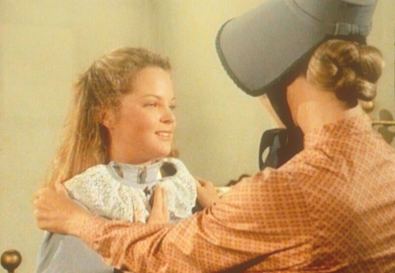 Caroline (Karen Grassle, r.) versucht herauszufinden, was ihre Tochter Mary (Melissa Sue Anderson, l.) bedrückt. – Bild: Worldvision Lizenzbild frei