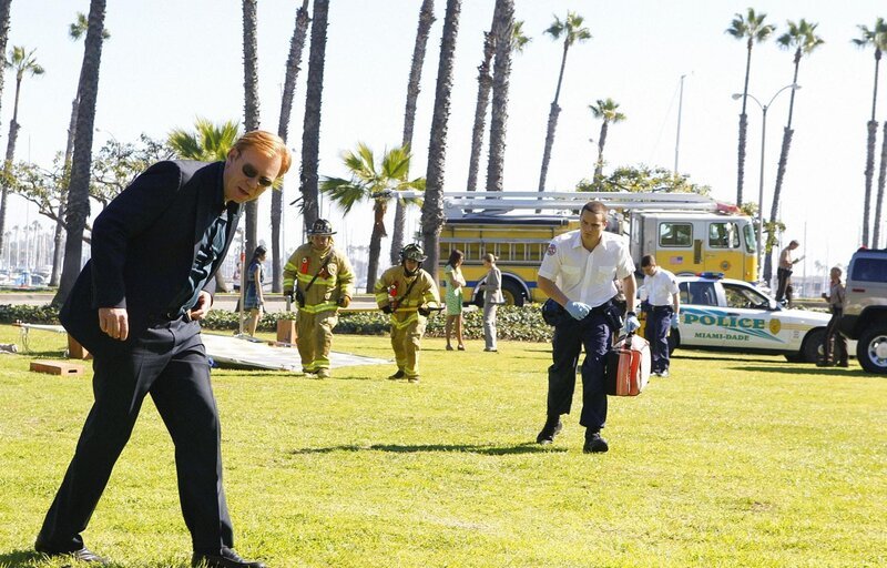 Horatio (David Caruso, l.) eilt mit einem Rettungsteam zu dem Unfallauto und sucht in dem Wrack nach Natalia und ihrem Entführer … – Bild: RTL