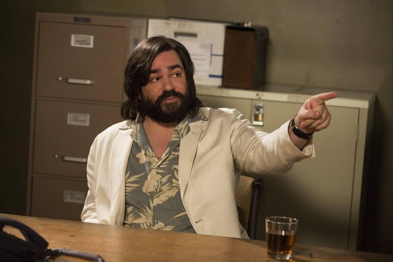 Professor DeSalvo (Matt Berry) unterrichtet nicht nur Trickbetrug, sondern kann dabei seine Studenten auch noch so richtig schön über den Tisch ziehen … – Bild: 2015 Sony Pictures Television Inc. and Open 4 Business Productions LLC. All Rights Reserved. Lizenzbild frei