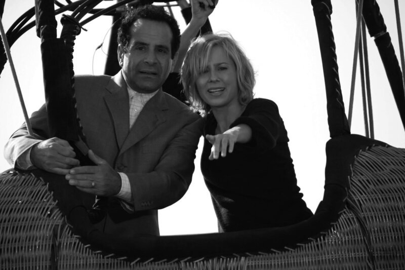Adrian Monk (Tony Shalhoub, l.) und Natalie Teeger (Traylor Howard, r.) machen eine Fahrt im Heißluftballon. Ist Monk wirklich freiwillig in den Korb gestiegen? – Bild: port.hu