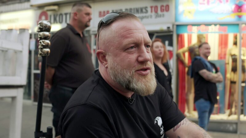 Kult-Koberer Fabian kehrt nach seinem schweren Arbeitsunfall nach drei Monaten endlich zurück auf den Kiez. – Bild: RTL Zwei
