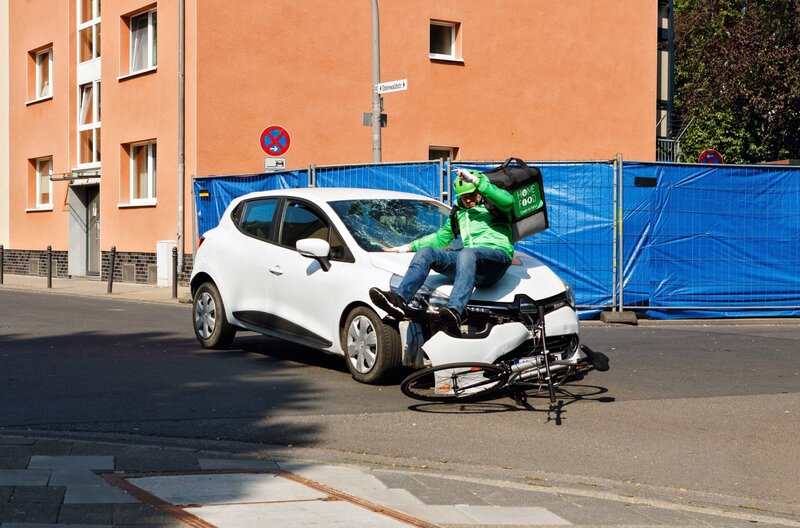 Sascha Leiter (Mirko Stübing) wird von einem heranfahrenden PKW vom Fahrrad geschleudert. – Bild: ARD/​Kai Schulz