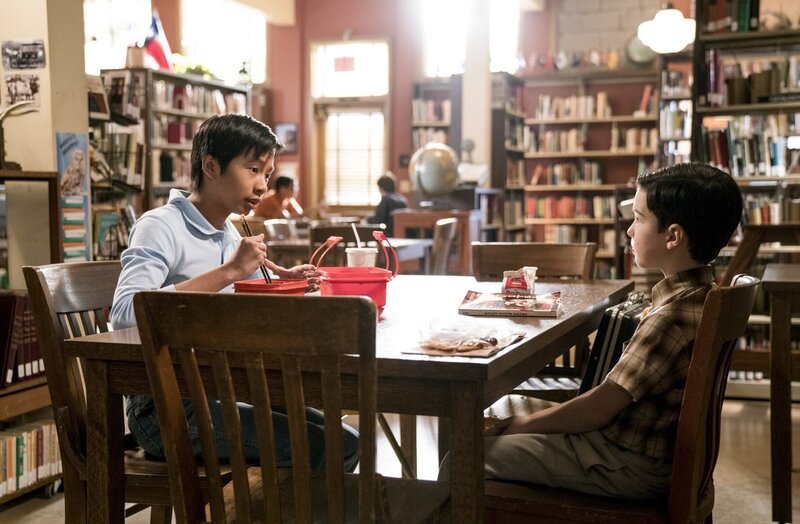 Sheldon (Ian Armitage, r.) entschließt sich dazu, Jiu-Jitsu zu lernen und hofft auf die Unterstützung von Tam (Ryan Phuong, l.), doch dieser scheint ihm keine große Hilfe beim Thema Selbstverteidigung zu sein … – Bild: Warner Bros. Television