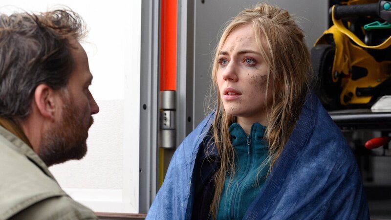 Frank Weller (Christian Erdmann) befragt Laura Godlinski (Elisa Schlott) nach ihrer Rettung aus dem Watt. – Bild: ZDF und Sandra Hoever