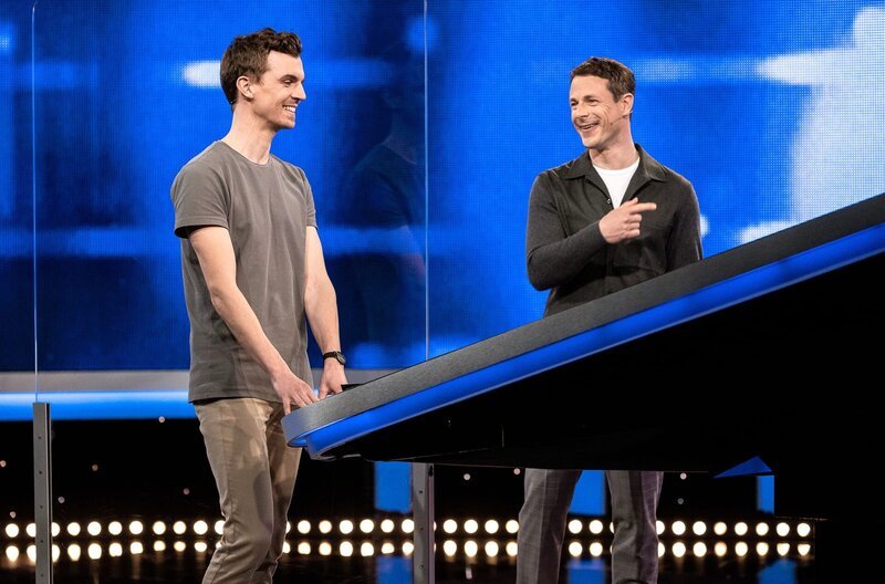 Moderator Alexander Bommes mit dem Kandidaten Aaron Junghenn. – Bild: ARD/​Arne Vollstedt