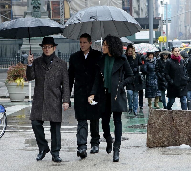 (v.l.n.r.) Harold Finch (Michael Emerson); John Reese (Jim Caviezel); Harper Rose (Annie Ilonzeh) – Bild: PLURIMEDIA (Warner Bros)